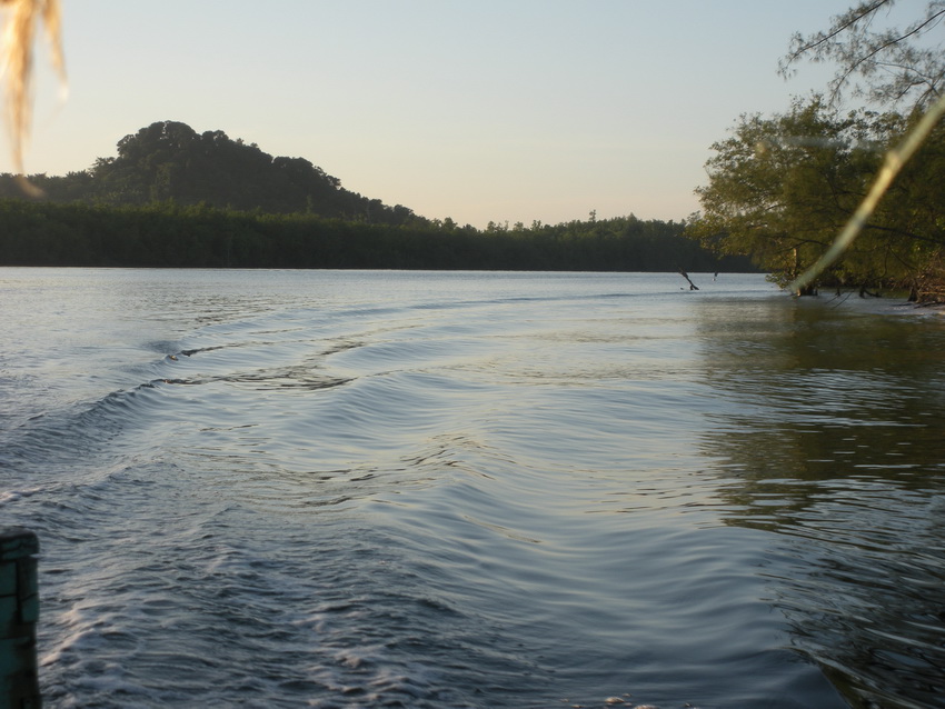 เรือมา.....   ไปกันเลยครับ ไม่ได้ถ่ายเรือ  :laughing: :laughing: :laughing: