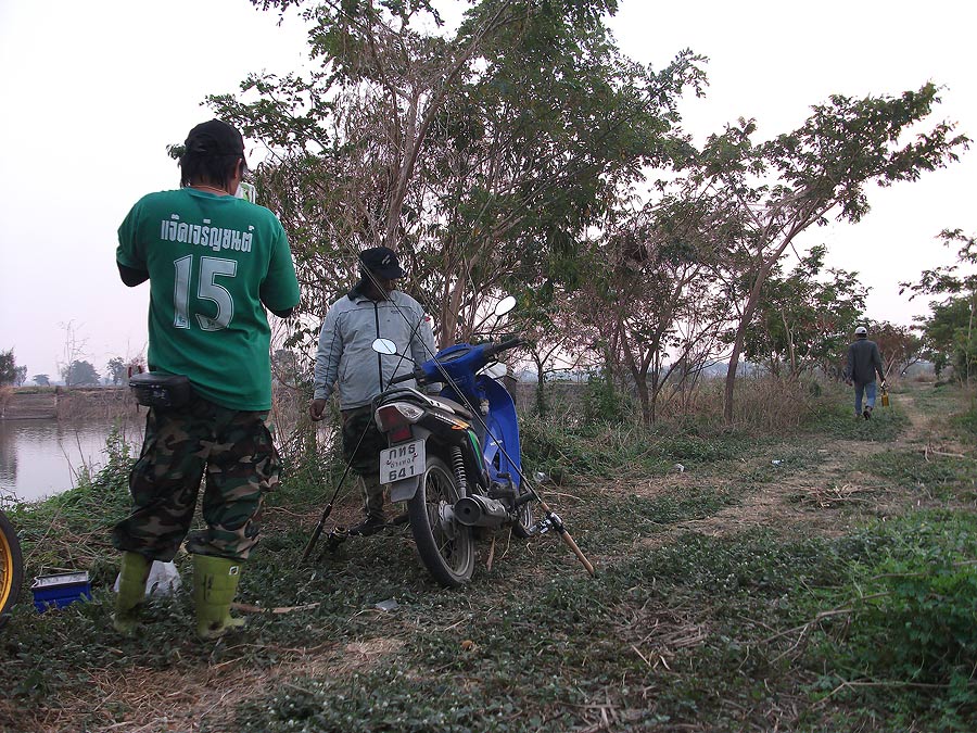  [b]  สงสัยเหนื่อย พักกินน้ำกันก่อน [/b]   :cool: :cool: