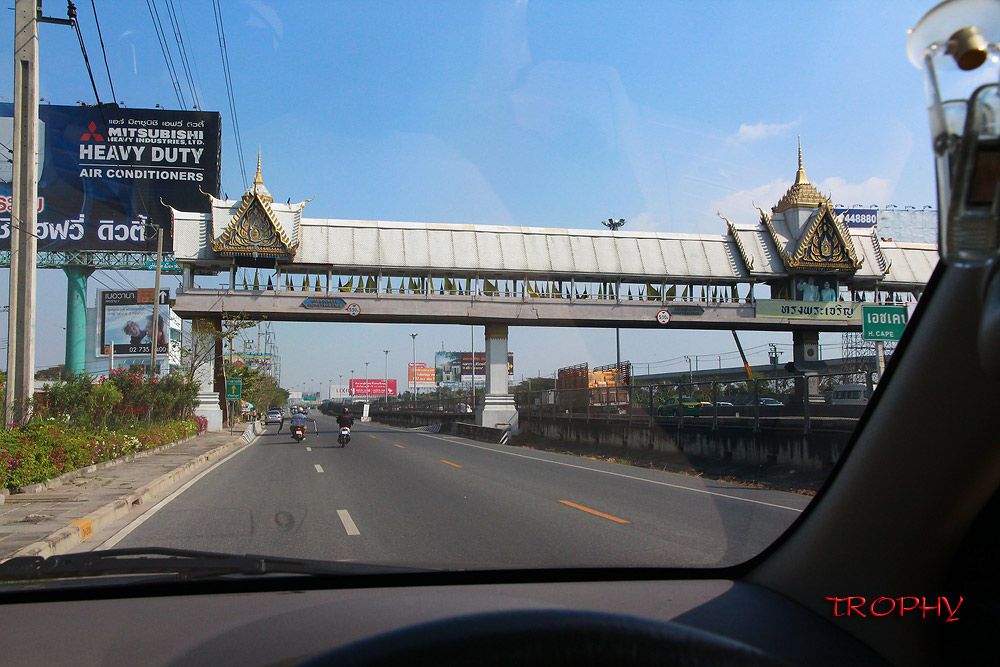 พอมาถึงตรงสะพานที่สอง ให้เลี้ยวซ้ายเข้าซอยที่อยู่ตรงสะพานพอดีครับ เป็นทางที่เข้าใกล้ที่สุดแล้ว  อีกท