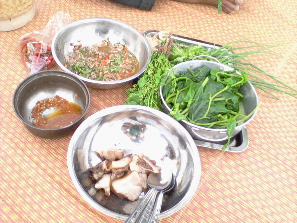  :spineyes:ส่วนท่านรองปลัดอำเภอ(รปภ.)ก้อได้หมูมา :spineyes:
 :spineyes:แกบอกปาเปอ...ไม่สนแล้วตูหิว 
