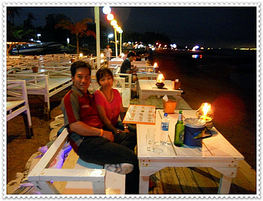  [b]ยามเย็นเราไปดินเนอร์ใต้แสงเทียนกันที่ครัวริมทะเล บรรยากาศโรแมนติกมาก แต่ละโต๊ะมากันเป็นคู่ๆทั้งน