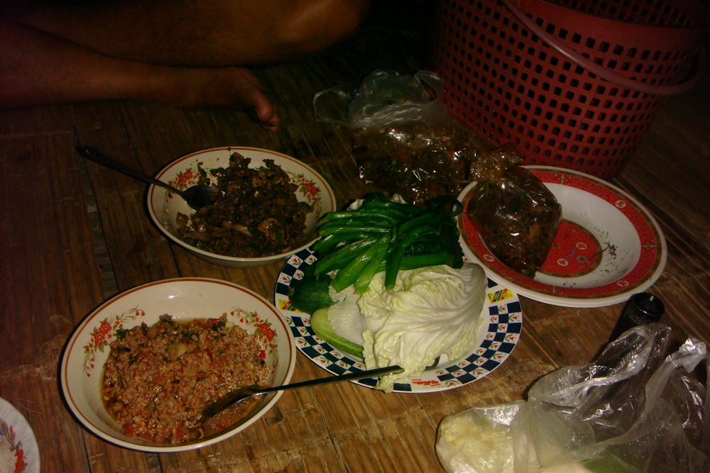 อาหารค่ำมื้อนี้ น้ำพริกอ่อง ผักกับ กะ ลาบหมู พี่หาญเจ้าของแพจัดให้ อร่อยสุดยอด :umh: