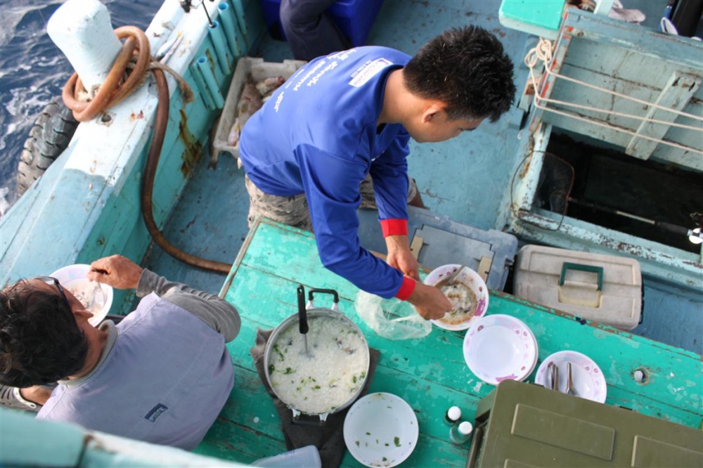 ข้าวต้มปลาอินทรีย์แบบเนื้อเต็มๆ อร่อยสุดครับ :umh: :umh: