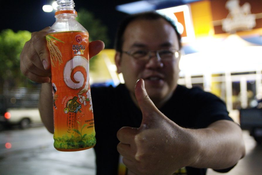 หลายคนบอกว่าเจ้าของชาเขียวยี่ห้อนี้... ช่วยเหลือคนหวังผลทางการตลาด... บ้างคิดไปว่าเขาช่วยเหลือคนเอาห