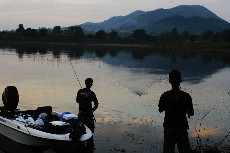 ใช้เวลาครู่ใหญ่กับการเอาเรือลงน้ำ เจ้าตองพบกับเจ้าถิ่นกำลังตีเหยื่ออยู่ใกล้ๆ ข้อมูลเจ้าถิ่นบอกว่าแค่