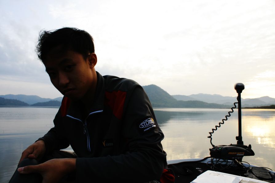 เราค่อยๆปล่อยให้ทรอลลิ่งมอเตอร์หัวเรือพาเรือออกจากฝั่งช้าๆ...
น้ำวันนี้เงียบสงบ... แต่บางอย่างเตือน