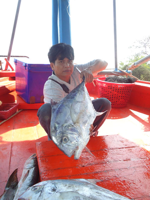 ปลาก็ใหญ่ คนก็แย่ (เมาเรือครับผม) คนนี้พี่ตุ๊กพี่ชายแท้ ๆ ของผมเอง :spineyes: :spineyes: :spineyes: