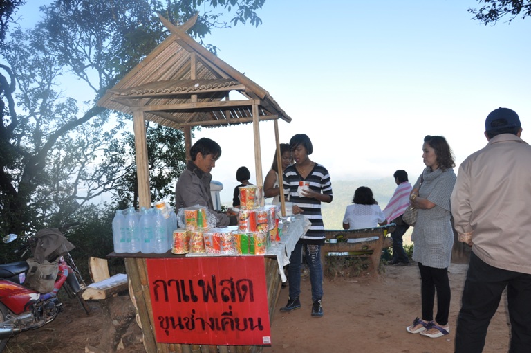 ระหว่างทางจะมีจุดชมวิว

มีกาแฟ มาม่าต้ม บริการ ด้วยครับ แหล่มๆ

น้ำ กา ลา โต้  แปลว่า  น้ำกำลังต