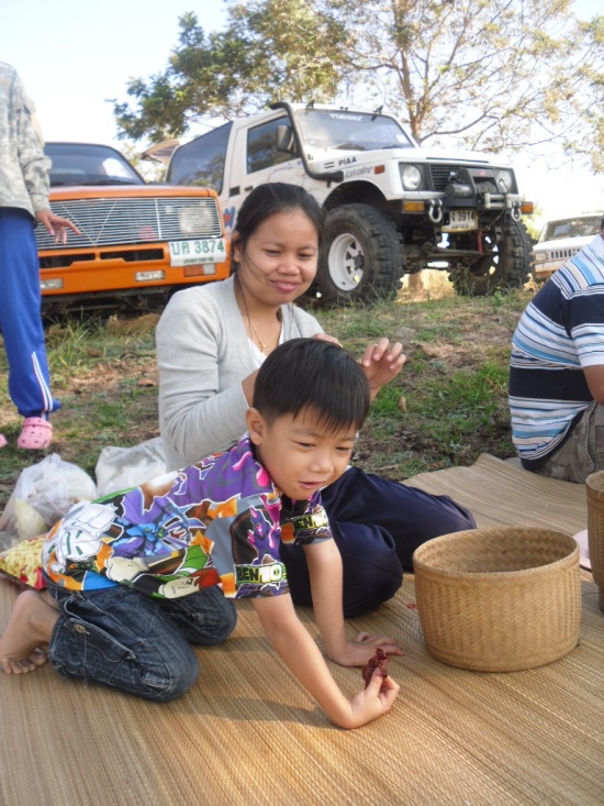 ผบ.กับลูกชายกำลังป้อนข้าวกันอยู่ 

ลูกชาย=พ่อหนูหิวปิ้งเนื้อดำ(ที่จริงคือเนื้อทอดครับ ของโปรดลูกชา