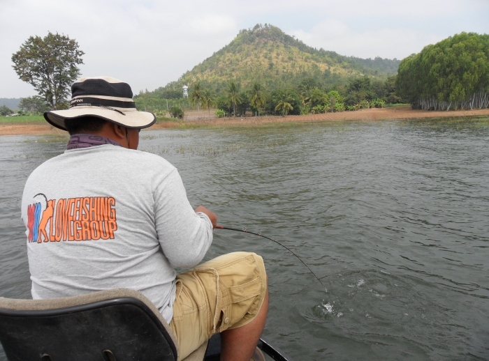    ข้างหลังเรือก็โดนครับ  น้าหนุ่มกำลังอัดอยู่  :grin: