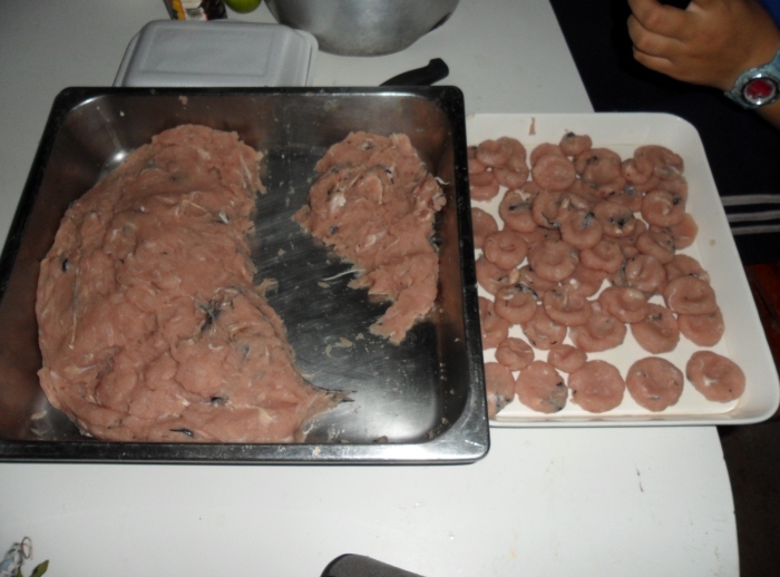               ปั้นเป็นก้อนเตรียมทำแกงเขียวหวานครับ :blush: