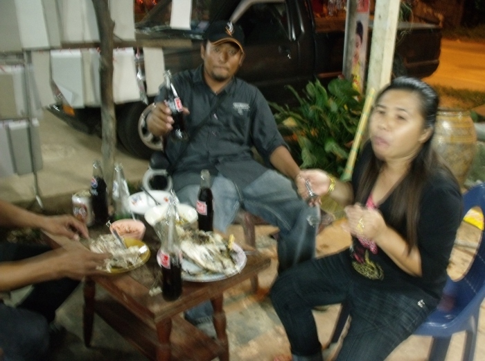 มาถ่ายกับพี่ สุ หน่อย พวกค้านกันเป็นแถว มรึง นะยกผิดแล้ว อีหนุ่ม 
ชาวบ้านร้านตลอดนะเค้ารู้กันหมดแล้