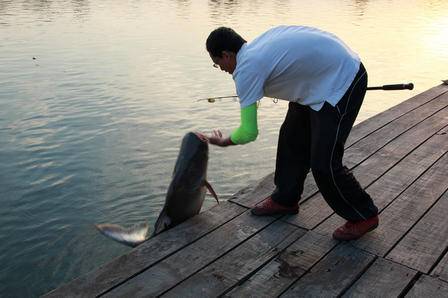 น้าๆ....ดูรูปอย่าเพิ่งเบื่อนะครับ....ยังไม่มืดเลย..โย่ว
อันนี้ต้องโทษน้ายนต์..เจ้าของกล้องใหม่ๆ...แ