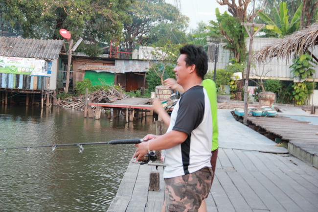 ตกปลาสิ...มัวคุยกันอยู่ได้...+555+