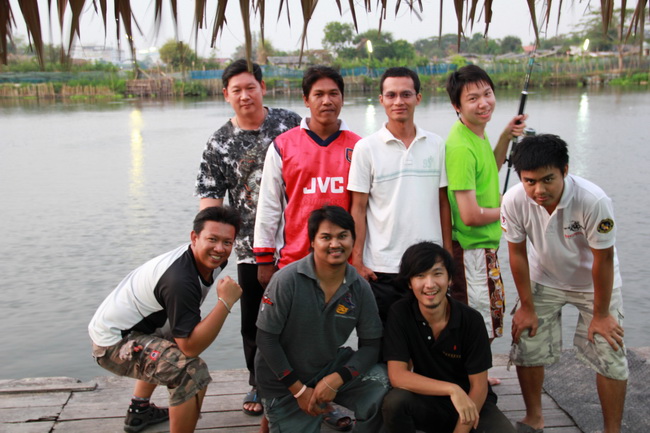 สมาชิกมาเพิ่ม...ก็ต้องถ่ายรูปเพิ่ม
ลำบากน้องบอล..+5555+...ยังอัดปลาอยู่เลย