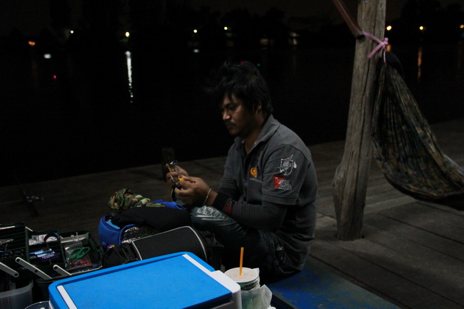 เมื่อความมืดมาเยือน...พร้อมลมหนาวยะเยือก...ปลาก็หายไปพักใหญ่ๆ
พวกเราเลยต้องมานั่งคุยกัน...+5555+