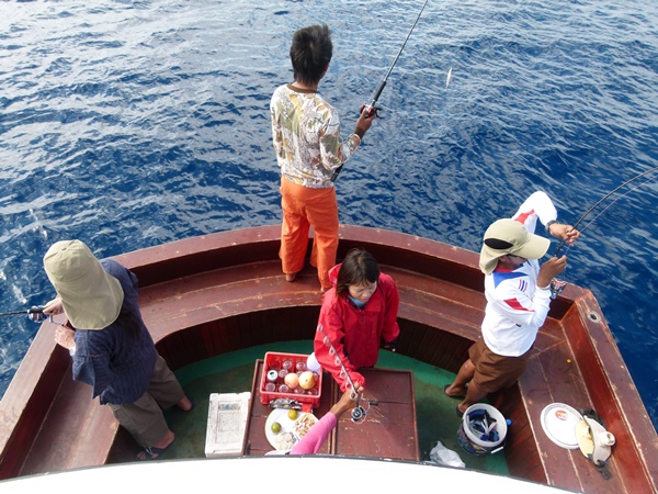 ท้ายเรือก็วุ่นวายตลอดครับ :grin: :grin: :grin: