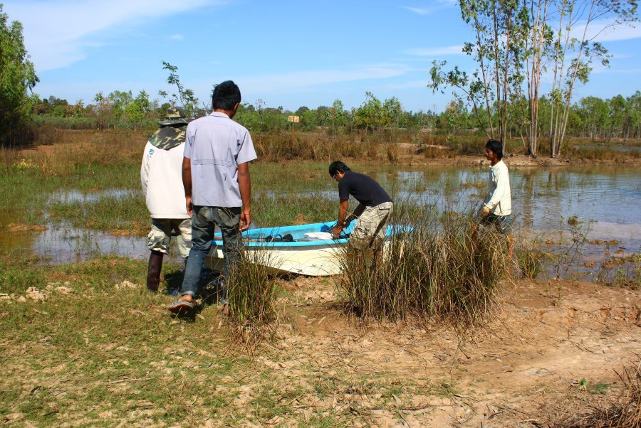 ผมยอมเสียสละถ่ายรูปให้ ส่วนคนอื่นยกเรือ  :laughing: :laughing: :laughing: