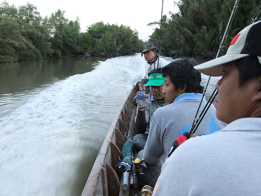 [b]ช่วงที่เรือวิ่งไป แหม หน้ารื่นตลอดเลย อิอิ เดี๋ยวรู้ อิอิ[/b]
:laughing: :laughing: :laughing: :