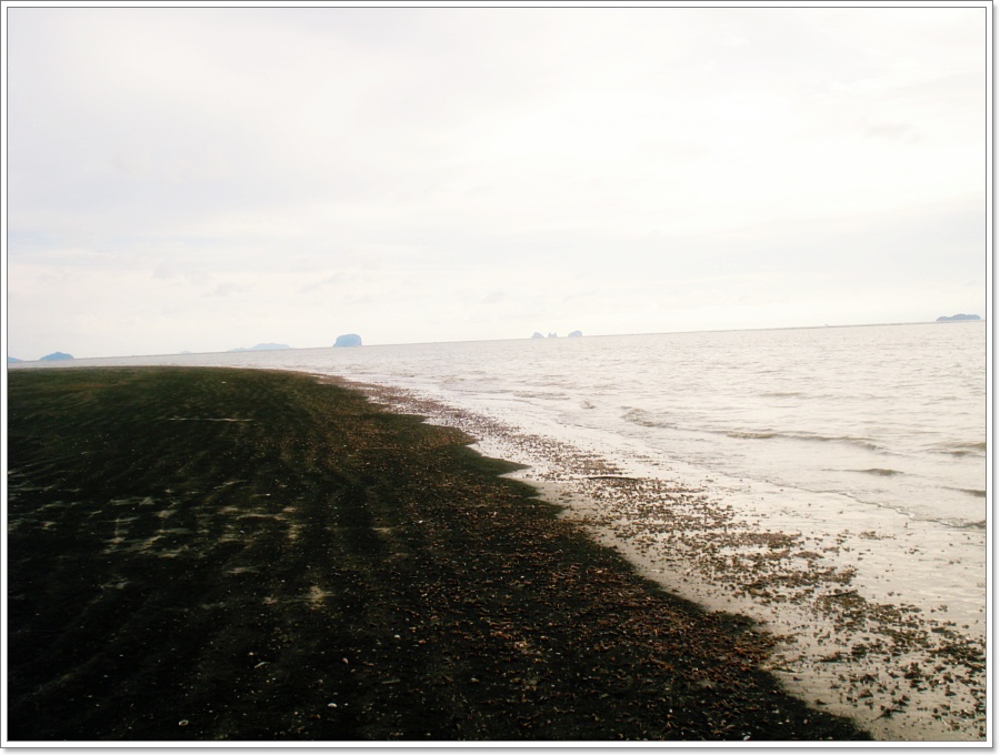  [b]ณ  ชายหาดสีดำ ที่ยาวที่สุดใน สตูล  เรียกขานกันว่า "หาดราไว"

ผมได้มา เลียบๆเคียงๆ...มองดู มา