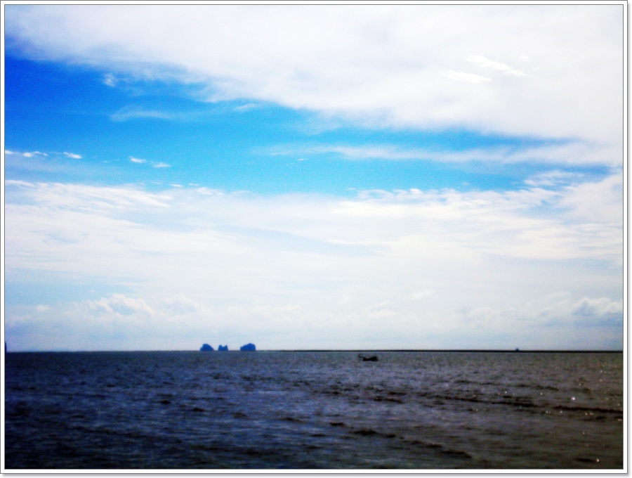  [b]เกาะ 3 ตรงขอบฟ้าไกลนั้น  คงหมายถึงหมายตกปลา หมายวางอวนปู และแหล่งทำมาหากินละแวกชาวเลแถบนี้ [/b] 