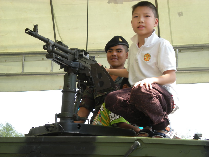 พี่ๆทหารใจดีมากๆครับ ดูแลเด็กๆดีมากๆครับ เพราะลูกผมชมพี่ๆทหารให้ฟังครับ :love:
