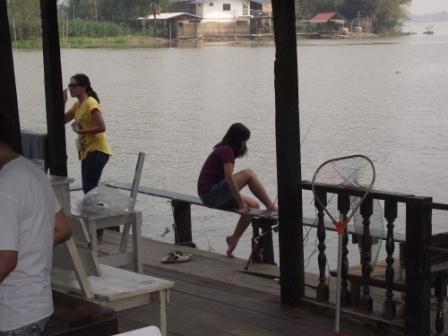       พอเห็นปลาเห็นกุ้งที่ตกได้ เหตุการณ์ชุลมุนก็เกิดขึ้น :smile: :smile: :smile: