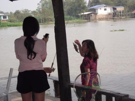       ....." ถ่ายชัดๆ ถ่ายชัดๆ ฉันจะเอาไปลงเฟซ"....... :laughing: :laughing: :laughing: