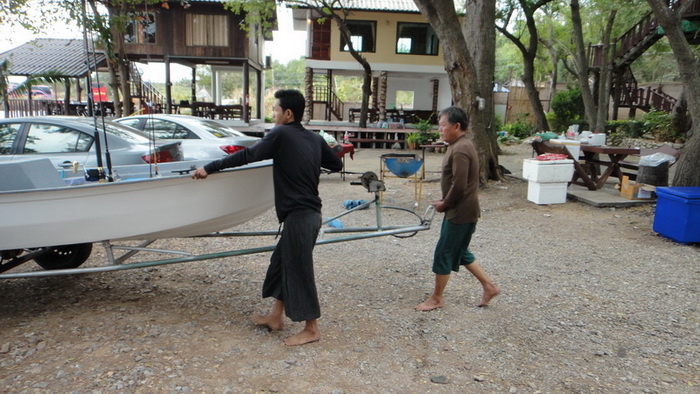 กำลังเอาเรือลงแล้วครับ :cheer: :cheer: :cheer: