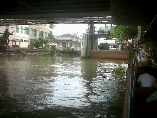 เข้ามาก็จะเจอประตูน้ำคลองชักพระ ที่แรกว่าจะหย่อนเบ็ด แต่ว่าเรือที่มาคอยก่อนหน้าบอกว่าประตูกำลังจะเปิ