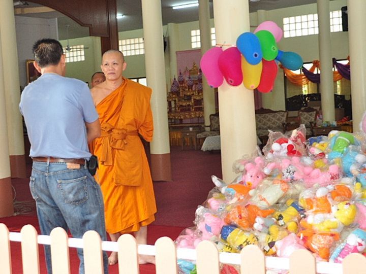 ท่านพระครู เดินมาตรวจงานพอดี ครับ 