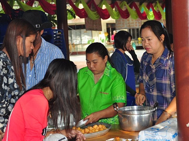 ไหนๆๆๆ ดูร้านอื่นมั่งดิ กำลังวุ่นอยู่เหมือนกันเลย   ทำบุญครับทำบุญ    :grin: :grin: :grin: :grin: :g