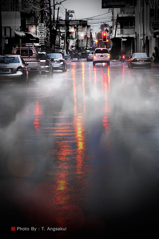 อีกมุมมองจากถนนกลางเมืองในวันที่ "ฝนตกจนใบไม้โงหัวไม่ขึ้น" (คำพูดนี้ได้มาจากบทภาพยนต์เรื่องเหมืองแ