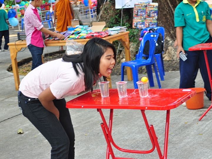 เป่าให้ลูกปิงปองข้ามไปทีละแก้ว อะนะ  พี่ๆๆโชว์ก่อนเลย  