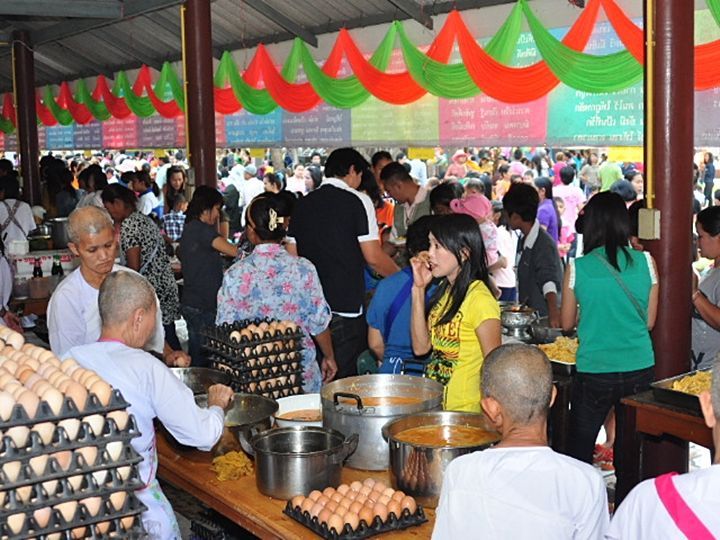 กลับมาที่ร้าน

พี่บุษ : ตั้มไปเอาข้าวมาเพิ่มให้พี่หน่อยพี่โทรบอกแม่ชีแล้ว

ตั้ม : เจ๊ นี่มันรอบท