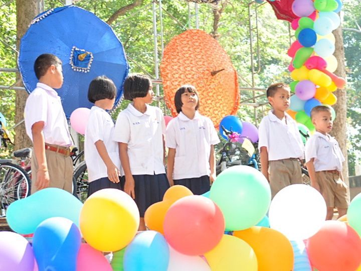 เดินออกไปที่เวทีจัดงานครับ เห็นเรียกชื่อน้องๆๆกันยกใหญ่  อิอิ