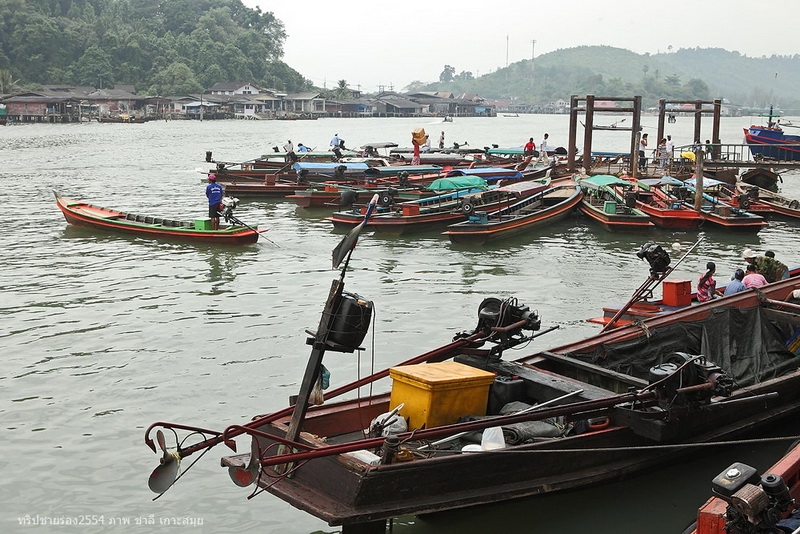 แล้วก็เดินลัดเลาะริมสะพานปลามาเรื่อยจนเจอท่าเรือข้ามไปเกาะสองจนได้ 