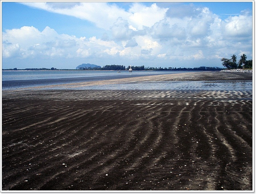  [b]หาดสีดำ..ยาวที่สุดใน สตูล[/b] :laughing: :laughing: :laughing: