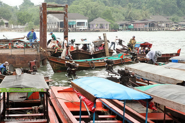 ท่าเรือข้ามไปเกาะสองคนคึกคักมาก...ค่าโดยสารเรือหางยาวไปเกาะสอง คนละหนึ่งร้อยบาทถ้วน
แม้เจ้าโว๊ย..อย