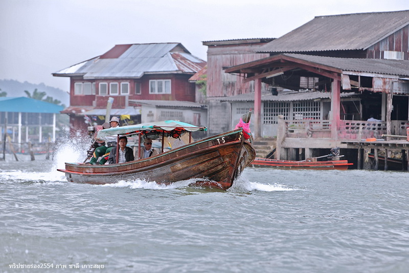 กับค่าเรือคนละร้อย  แต่คนสองคนเรือก็ออกให้ กับระยะทางไกลพอประมาณแบบระนอง-เกาะสองนี้
ไม่แพงเลย ถือว่