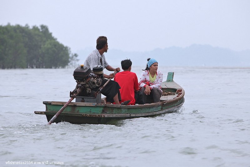 แต่ลำนี้ดูเล็กไปนิด...  วันที่ผมไปคลื่นในช่วงกลางๆอ่าวสูงราวๆเมตรเศษเหมือนกัน 