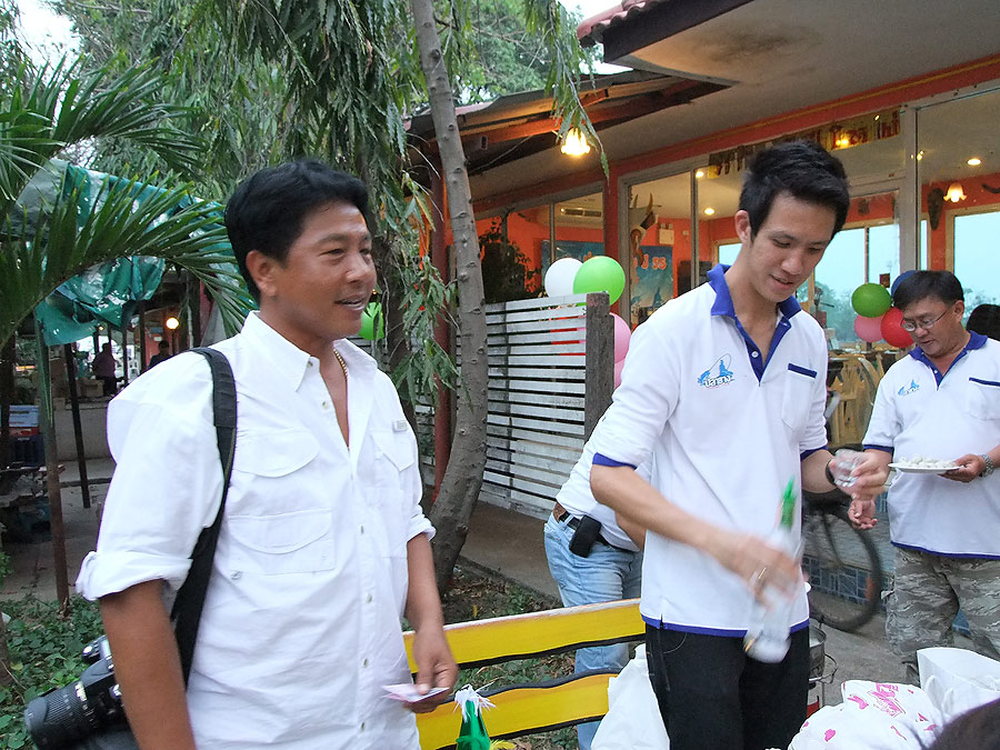 [b]และแล้ว เค้าก็มาแล้วครับ (เฮี๊ยนวุ้ย บ่นถึงไม่ได้เลย) เอิ๊ก ๆ ๆ ๆ ๆ ๆ น้าโม่งแอคชั่นลัวร์ครับ [/b