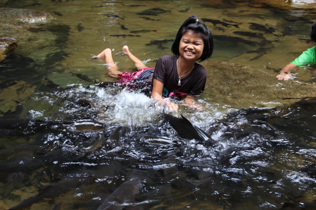 ลูกสาวผม นอนเล่นกับปลาละ..555++
  :cool: :cool: :cool: