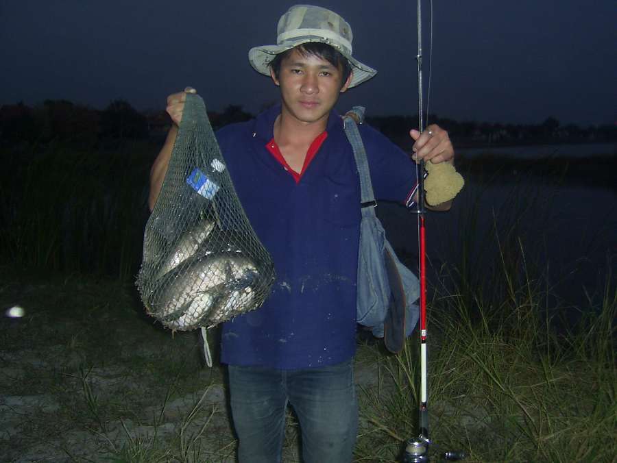 ลากันด้วยภาพสุดท้ายครับ กับน้องที่มาหาปลาเป็นนายแบบถ่ายรูปให้น้าแอ๊ด

แล้วพบกันใหม่กับช่อนที่อ่างท