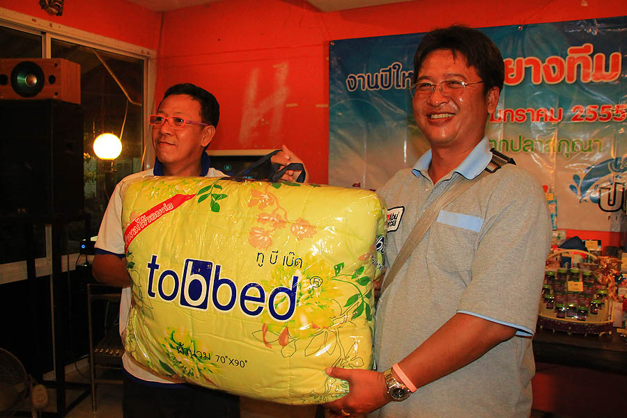 [b]ผ้านวม ที่เห็นอยู่นี่ ก็มาจาก การจัดทริพปลาช่อนครับ พอมีเงินเหลืออยู่บ้าง ผมก็เอาไปซื้อ 
ผ้านวม 