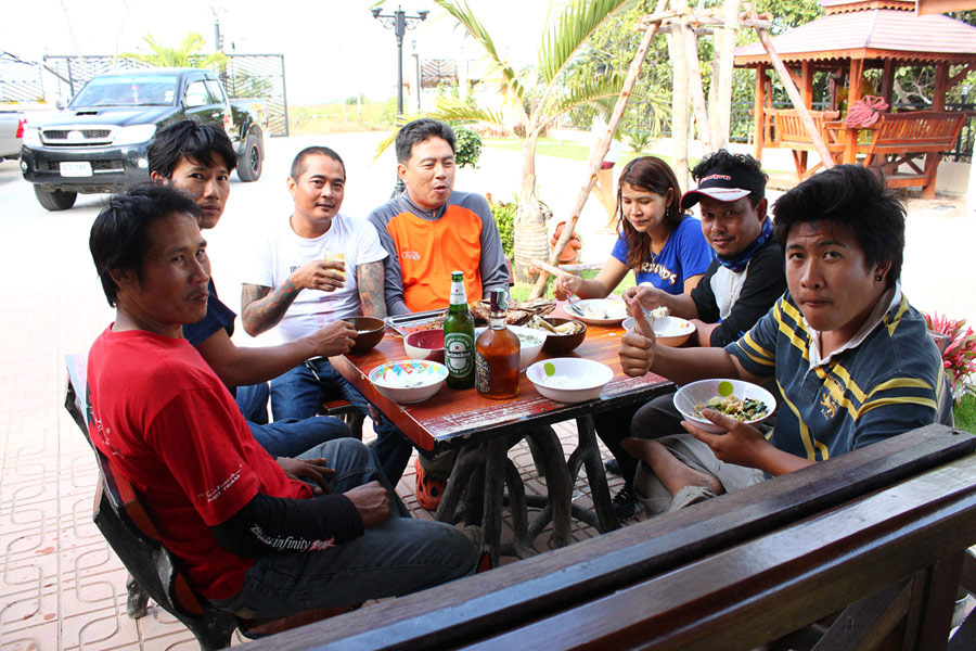 บรรยากาศพี่น้องพ้องเพื่อนกินข้าวร่วมวง  