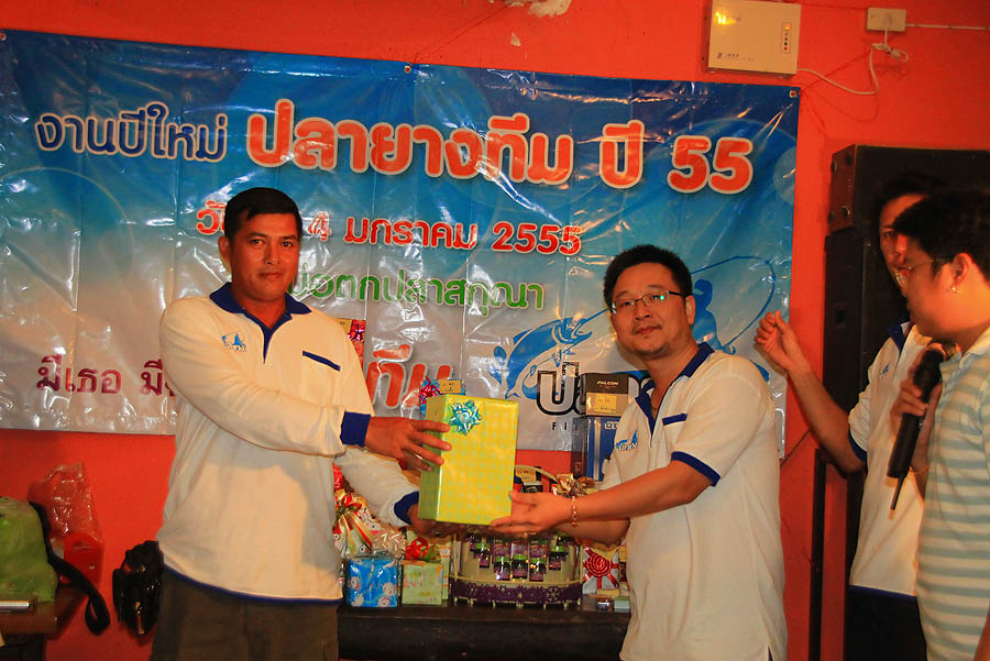 [b]ช่วงนี้ก็เปลี่ยนมาเป็นการ จับของขวัญแลกเปลี่ยนกันนะครับ ที่เห็นนี่ก็ น้าผู้พันอั๋นปลายาง กับ น้าอ