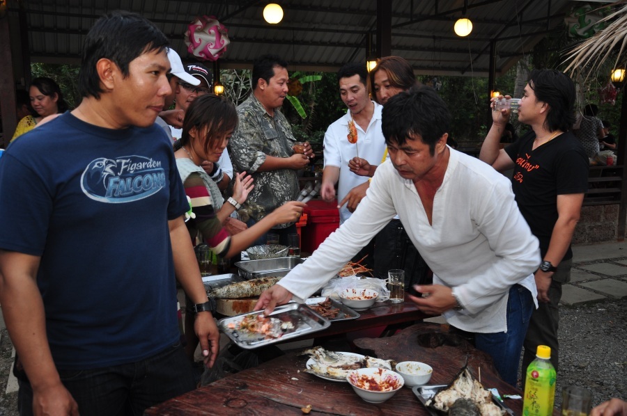 ยังวุ่นวายเสมอครับ โต๊ะข้างเตา :laughing: :laughing: :laughing: