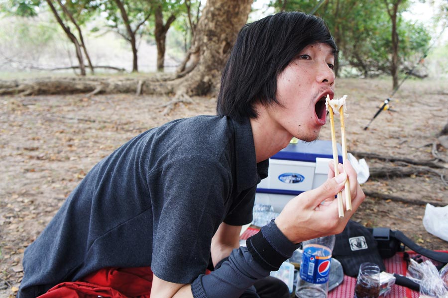 [b] สงสัย...จะไม่ค่อยอร่อยแหะ เอาท่าที่มันอร่อยๆหน่อย พี่หนูเค้าจะได้กินด้วย...[/b] :laughing: :laug