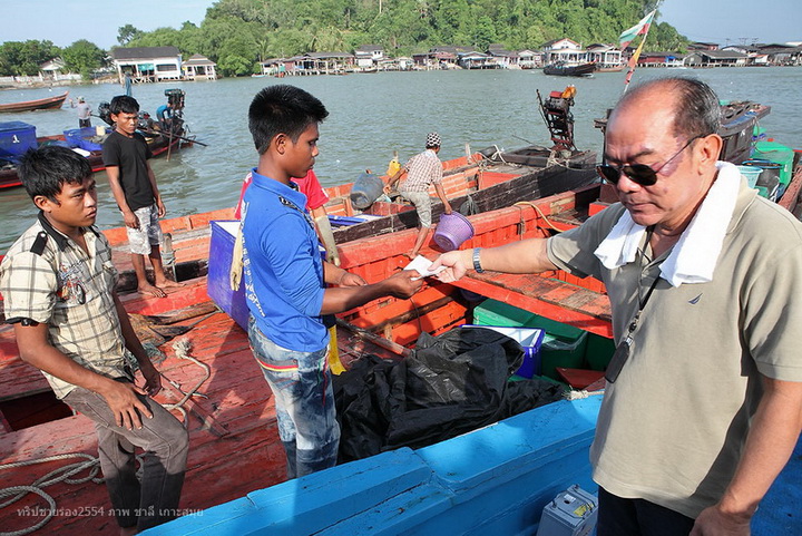 ยี่สิบโล ..โลสิบห้าบาท  "อ่ะเอาไปสามร้อย ไม่ต้องทอน"  

เล่นมุขซะแล้วท่านอาจารย์
ฝ่ายเจ้าเด็กพม